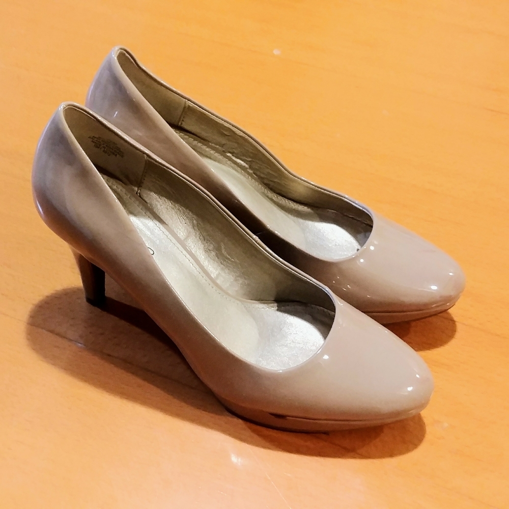 Nude Platform Bandolino platform pumps